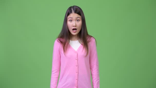 Jonge mooie Aziatische vrouw op zoek geschokt — Stockvideo