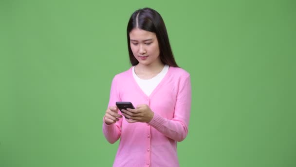 Jovem bela mulher asiática usando telefone — Vídeo de Stock