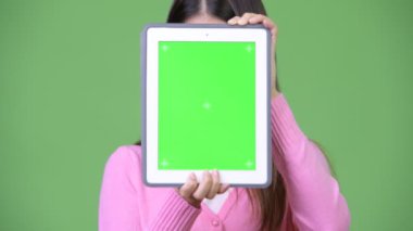 Genç güzel Asyalı kadın gösteren dijital tablet