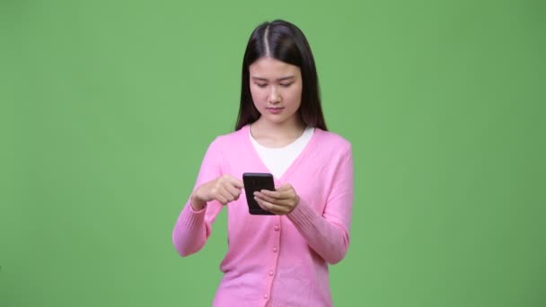 年轻美丽的亚洲妇女使用电话 — 图库视频影像