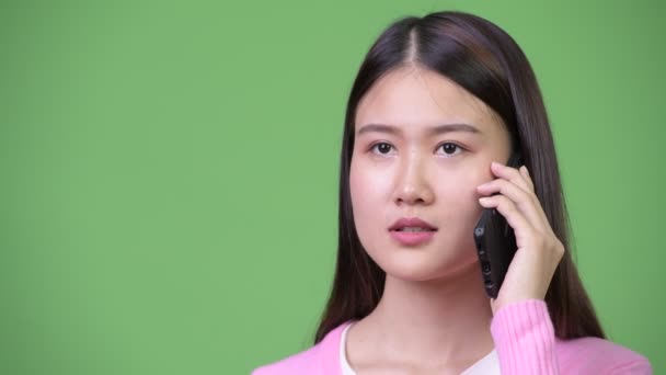 전화를 사용 하 여 젊은 아름 다운 아시아 여자 — 비디오