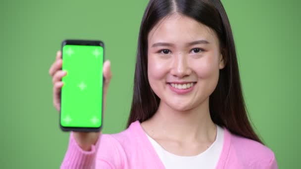 Jeune belle asiatique femme montrant téléphone — Video