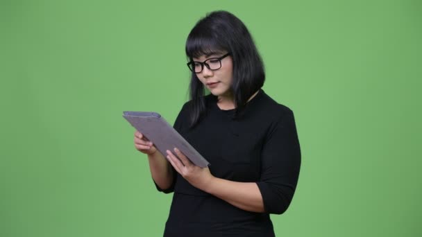 Belle asiatique femme d'affaires penser tout en utilisant tablette numérique — Video