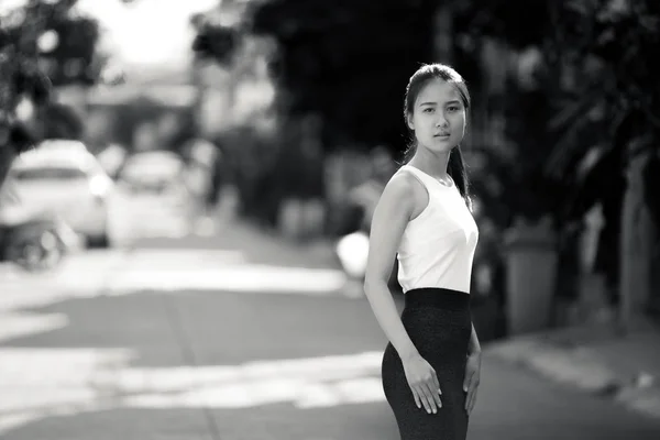 Молодая красивая азиатская бизнесвумен на открытом воздухе в черно-белом — стоковое фото