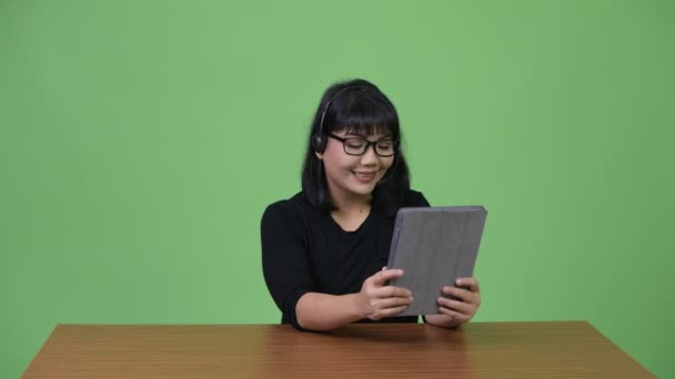 Mooie Aziatische zakenvrouw werken als call center vertegenwoordiger — Stockvideo