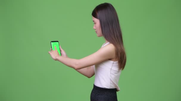 Молодая красивая азиатская бизнесвумен показывает телефон — стоковое видео
