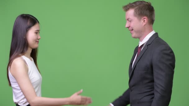 Multietniska business par skakar hand tillsammans — Stockvideo