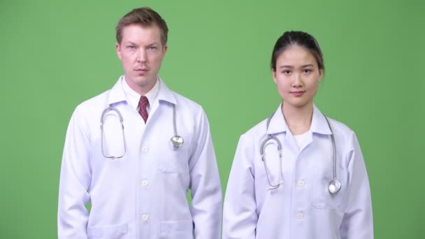 Lyckliga multietniska paret läkare leende tillsammans — Stockvideo