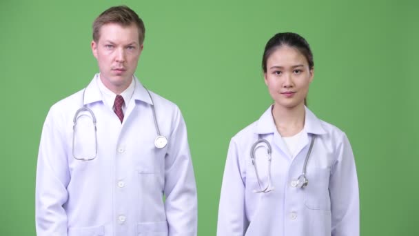 Πολυεθνικό δυο γιατροί δίνοντας τους αντίχειρες μαζί — Αρχείο Βίντεο