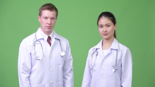 Médecins de couple multi-ethnique avec poing élevé ensemble — Video