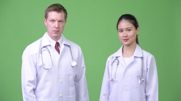Multi-étnico pareja médicos mostrando stop gesture juntos — Vídeos de Stock