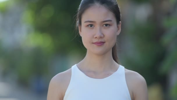 Молодий щасливі красиві азіатські бізнес-леді посміхається на відкритому повітрі — стокове відео