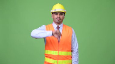 Genç yakışıklı Farsça adam inşaat işçisi aşağı Yaşasın vererek