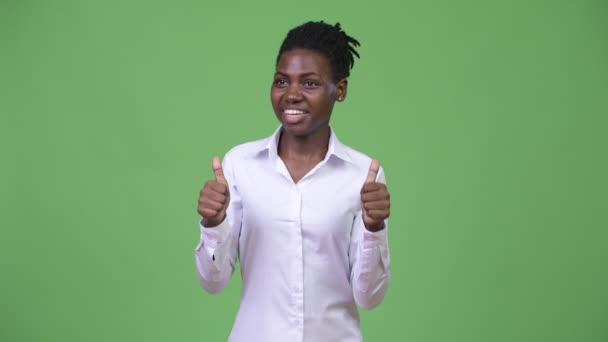 Νέοι όμορφη αφρικανική επιχειρηματίας δίνοντας τους αντίχειρες — Αρχείο Βίντεο