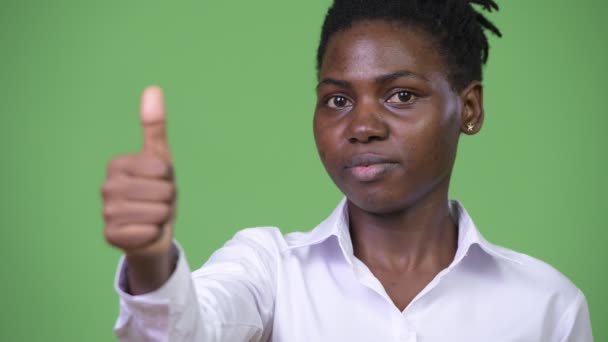 Jonge mooie Afrikaanse zakenvrouw geven duimen omhoog — Stockvideo