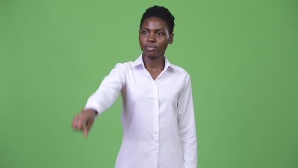 Jonge mooie Afrikaanse zakenvrouw wijzende vinger — Stockvideo