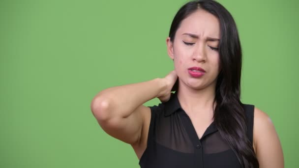 Joven hermosa mujer de negocios asiática teniendo dolor de cuello — Vídeo de stock