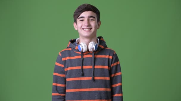 녹색 배경 젊은 잘생긴 이란 10 대 소년 — 비디오