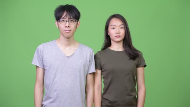 Молодая счастливая азиатская пара улыбается вместе — стоковое видео