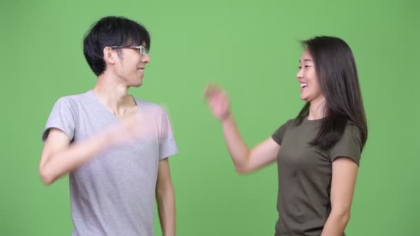 Jeune couple asiatique donnant haute cinq — Video