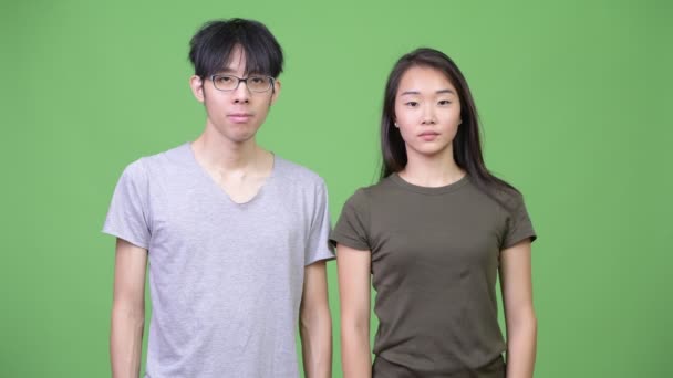 Jeune couple asiatique donnant pouces ensemble — Video