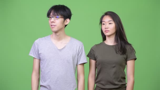 Jeune couple asiatique donnant pouces ensemble — Video