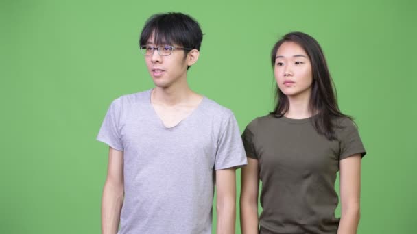 Jeune heureux couple asiatique saluant ensemble — Video