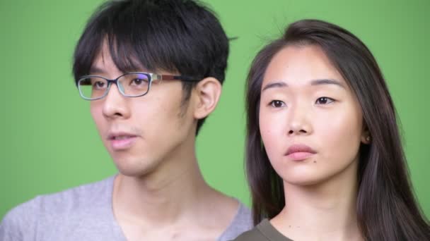 Genç Asyalı Çift düşünme — Stok video