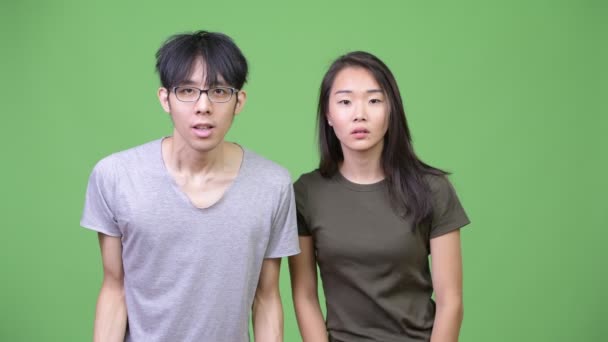 Jovem casal asiático olhando decepcionado juntos — Vídeo de Stock