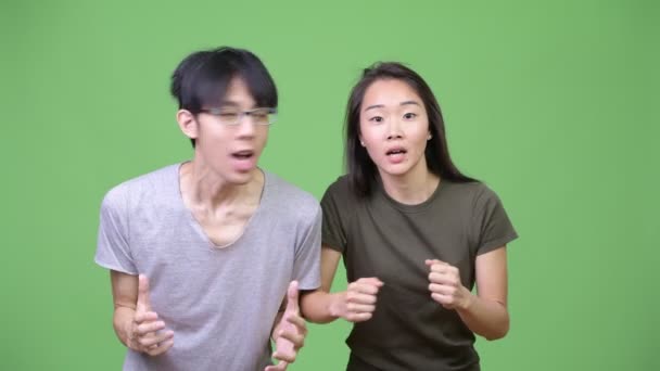 Jeune couple asiatique obtenir de bonnes nouvelles ensemble — Video