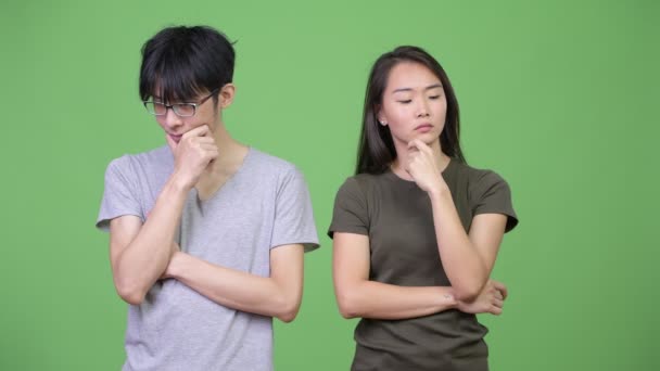Joven pareja asiática pensando juntos — Vídeo de stock