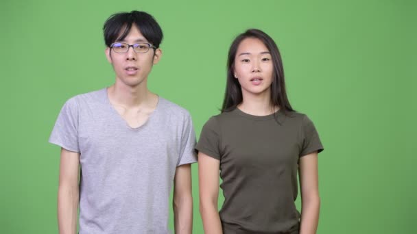 Joven pareja asiática juntos — Vídeo de stock