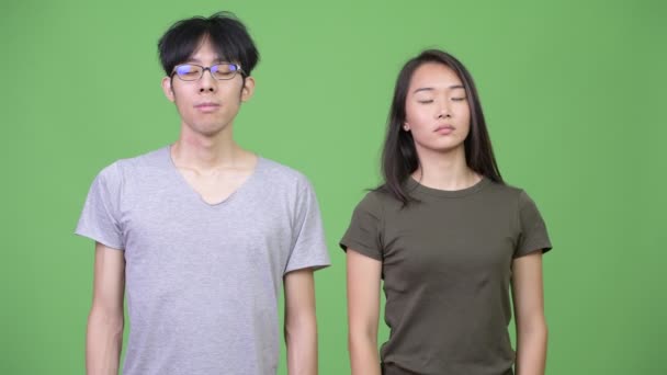 Jovem casal asiático relaxando juntos — Vídeo de Stock