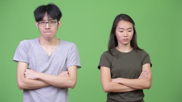 Jovem ásia casal chegando irritado juntos — Vídeo de Stock