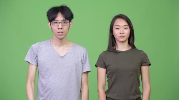 Fiatal ázsiai pár tekintettel különböző határozatokat együtt — Stock videók