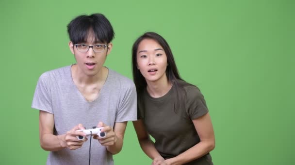 Ασιατικές ζευγάρι παίζει παιχνίδια μαζί — Αρχείο Βίντεο