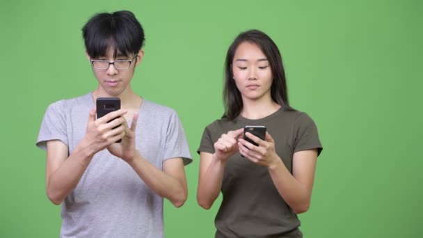 젊은 아시아 몇 함께 전화를 사용 하 여 — 비디오