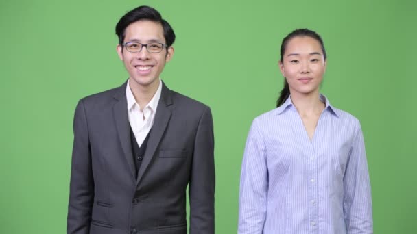 Jovem feliz asiático casal de negócios juntos — Vídeo de Stock