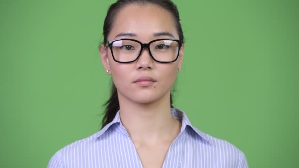 Unga glada vackra asiatiska affärskvinna — Stockvideo