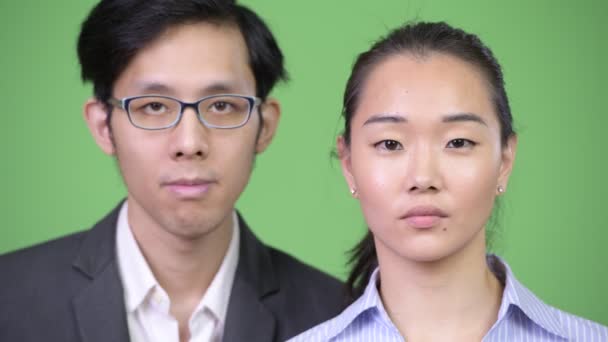 Молодая счастливая азиатская деловая пара улыбается вместе — стоковое видео