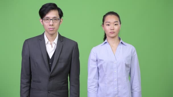 Молодая азиатская бизнес-пара подает большие пальцы вместе — стоковое видео