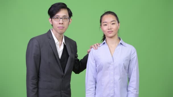 Молодая счастливая азиатская деловая пара — стоковое видео