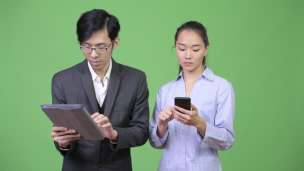 年轻的亚洲商务情侣一起开会 — 图库视频影像