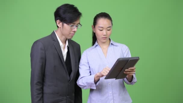 Νεαρά ασιατικές επιχειρήσεις ζευγάρι να πάρει καλές ειδήσεις μαζί — Αρχείο Βίντεο