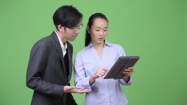 Giovane asiatico business coppia getting male news insieme — Video Stock