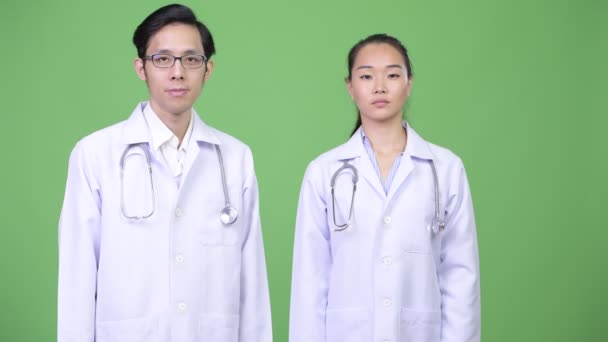 Jeune heureux couple asiatique médecins ensemble — Video