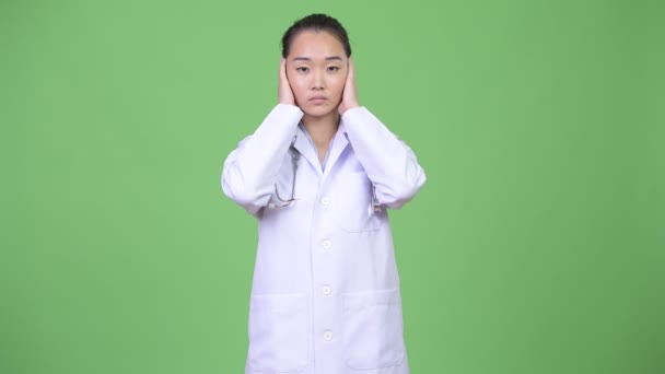 Joven hermosa mujer asiática médico mostrando tres sabios monos concepto — Vídeos de Stock