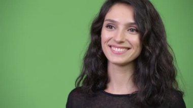 Gülümseyen genç mutlu güzel kadın