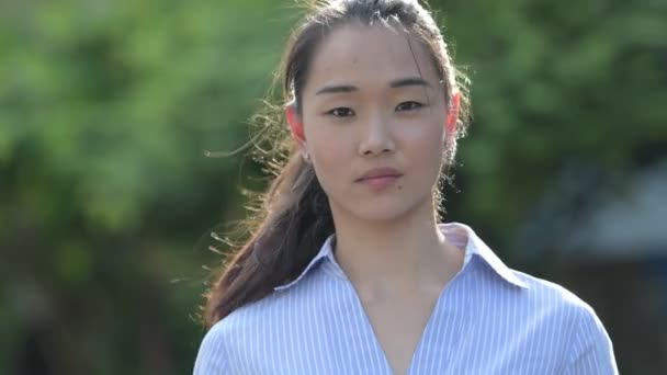 Junge glücklich schön asiatische Geschäftsfrau im Freien — Stockvideo
