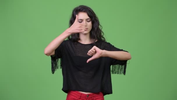 Mooie jongedame kiezen tussen duimen omhoog en de duim omlaag — Stockvideo